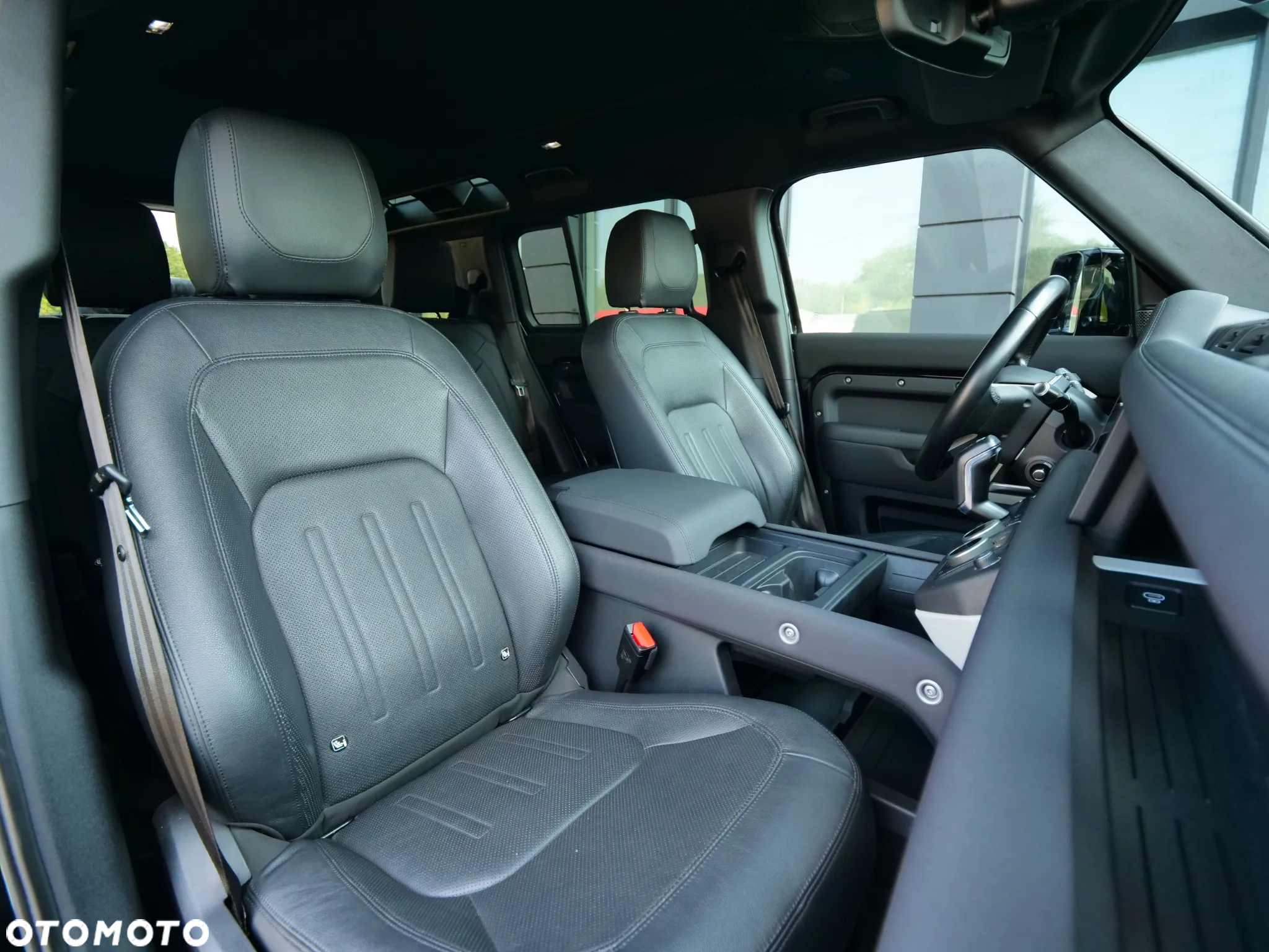 Land Rover Defender - 35