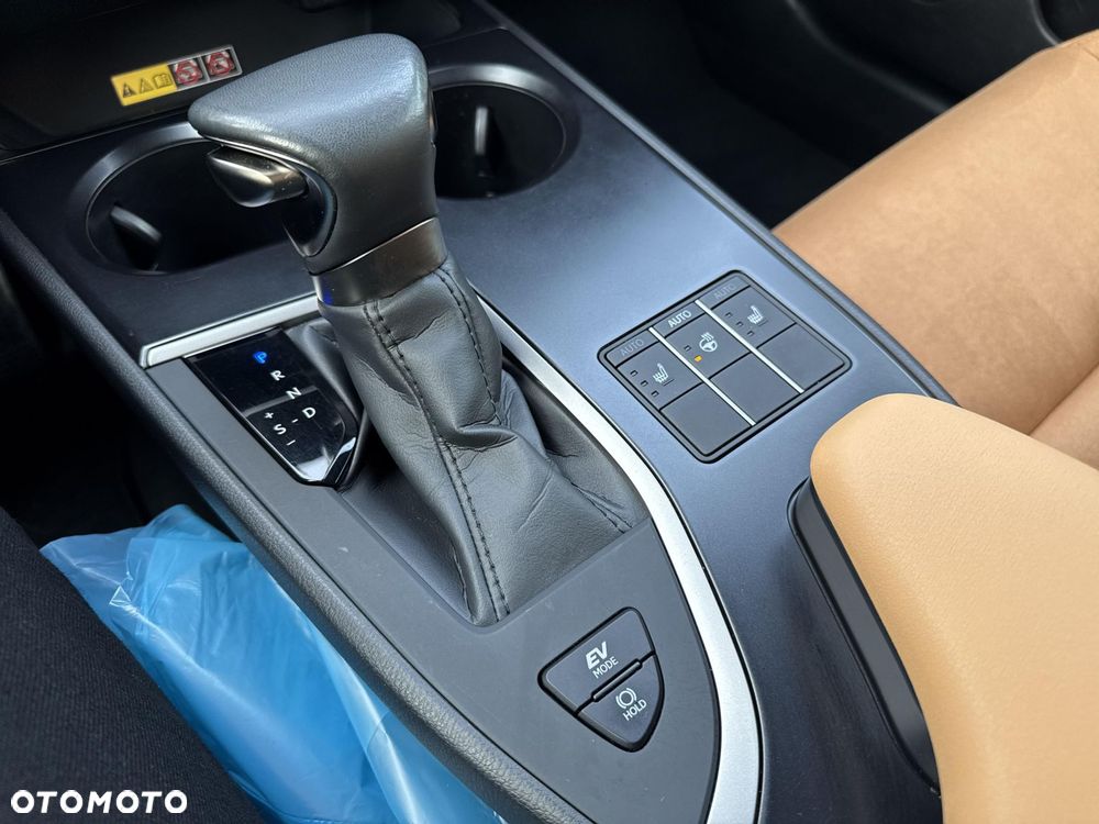 Lexus UX 250h GPF Business 2WD - 32