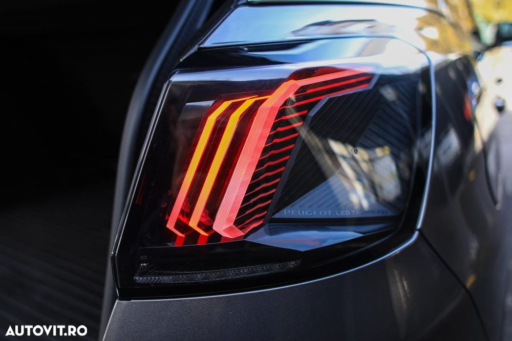 Peugeot 3008 1.2 PureTech 130 EAT8 GT - 8