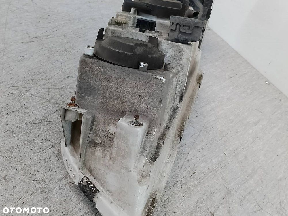 LAMPA PRZÓD PRAWA VOLVO V40 ( 95-04 ) 1AG247002-02  30899879 - 2