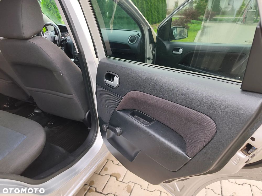 Ford Fiesta 1.3 Ambiente - 28
