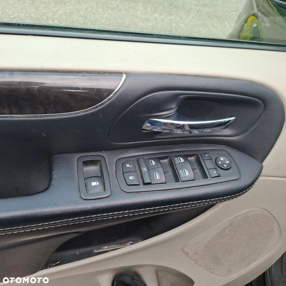 Chrysler Town & Country - 13