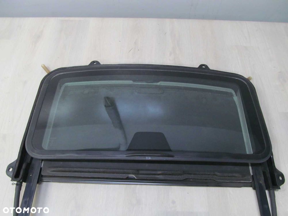 TOYOTA AVENSIS VERSO SZYBERDACH PRZOD 01-07 - 2