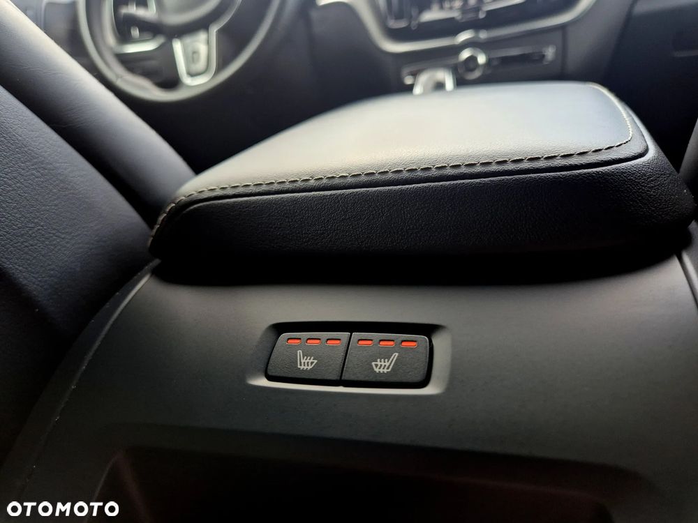 Volvo XC 60 B4 D AWD Plus Dark - 11