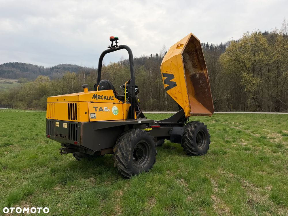 Terex Mecalac TA6s Wozidło wózek z Obrotową Kolebą. 6ton ładowność. 4x4. Silnik Perkins 80KM 4 cylindry. 1900 mtg. 2021 rok. Kamera z wielkim Ekranem! Jazda Rewers 3prędkości. Maszyna jak Nowa z Norweskiego Gospodarstwa! Ani deka luzów i wycieków! Hydrostatic. Pełny Oryginał. Hamulce brzytwa. Serwisy w DEKRA. Maszyna Woziła lekkie ładunki. Praktycznie zerowe zużycie. Wielka Okazja. Wszystko w pełnym Oryginale. Opony Oryginał wszystkie z 2020roku. - 2