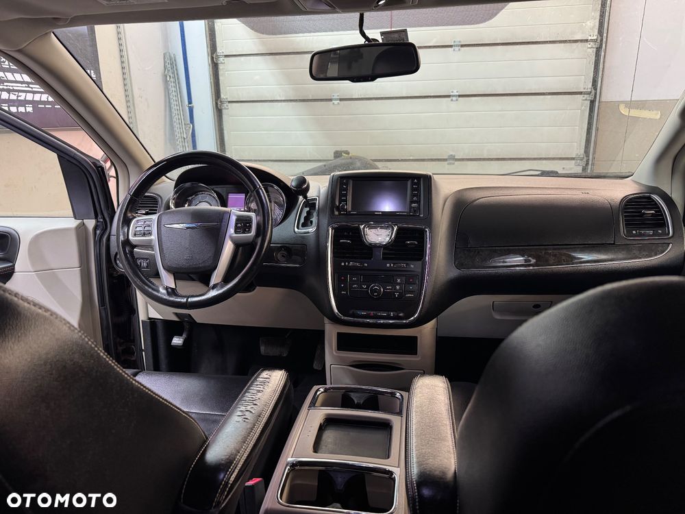 Chrysler Town & Country 3.6 Limited - 30