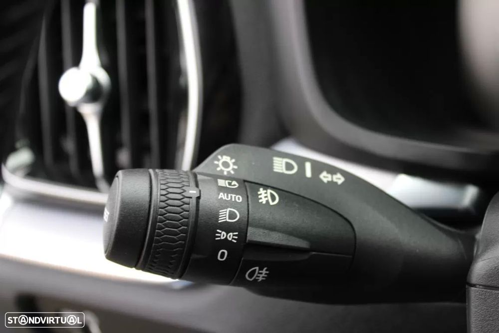 Volvo V60 2.0 B4 Momentum Core Geartronic - 22