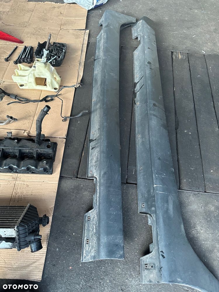 Hyundai ix35 Szyba   Szyby P 43R-000083 50,- Szyba 43R-000083 50,- Przełącznik oświetlenia LMCP20P 50,- Przepływomierz 28164-2A500 150,- Zawód wirowy kolektora ssącego 250,- Głośnik 87660-2S000 50,- Podstawa filtra oleju 26420-2A300 100,- Pompa Vacum 28810-2A500 200,-  Poduszka powietrzna pasażera PA5067100-00 200,- Wtryski 33800-2A800 Hyundai 1.7 CRDI 4x150,- Wybieracz biegów 50,- Listwa wtryskowa 31400-2A420 50,- Lampa tylna prawa 150,- Obudowa rozrządu 21311-2A301 100,- Chłodnica intercooler 28270-2A850 100,- Miska olejowa Hyundai 1.7 CRDI 200,- Obudowa rozrządu 1.7 CRDI 300,- Pokrywa zaworów 300,- Rurka olejowa 100,- Podciśnienie 3.66112.03 100,- Przegub Hyundai 1.7 CRDI 2x300,- Odma smog czarny 100,- Łapa skrzyni 50,/ Pompa wysokiego ciśnienia 1.7 CRDI L036/L038 200,- Łapa 1WA/2S10C/AL15 100,- Pompa wody GMB 50,- Progi IX35 2x150,- - 9