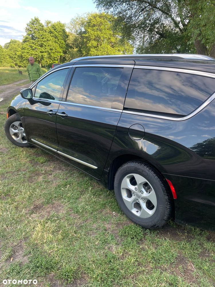 Chrysler Pacifica - 5