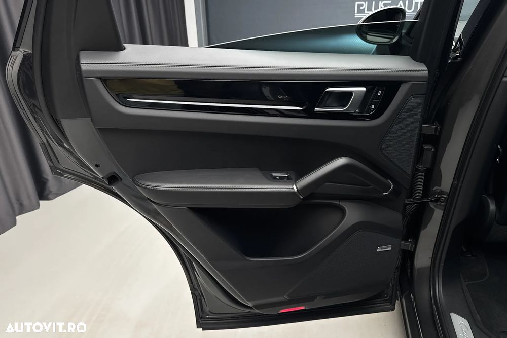 Porsche Cayenne Coupe E-Hybrid Tiptronic S Platinum Edition - 38