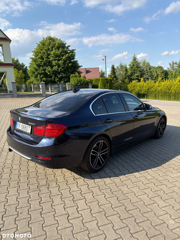 BMW Seria 3 320i xDrive Sport Line - 7