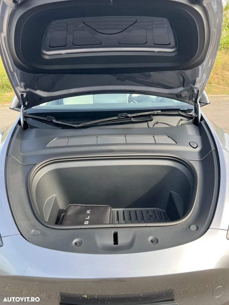 Tesla Model Y - 11