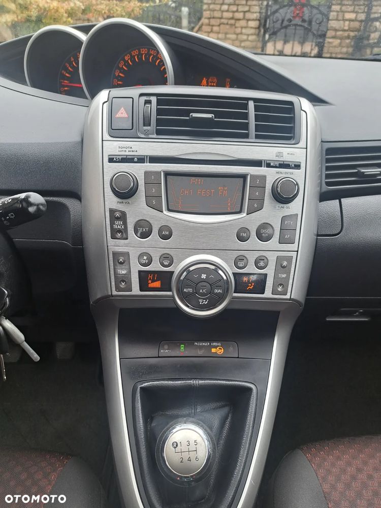 Toyota Verso 1.8 Prestige - 24