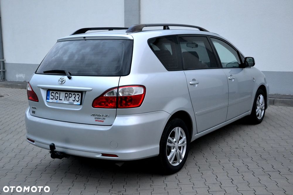 Toyota Avensis Verso 2.0 - 8