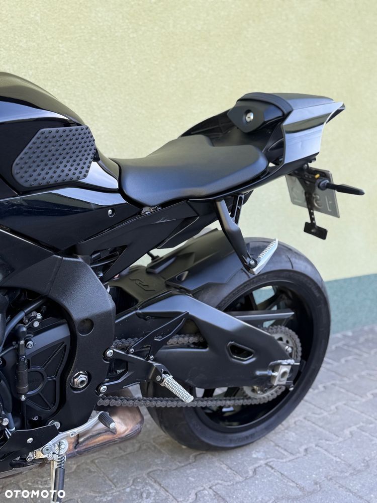 Yamaha R1 - 36