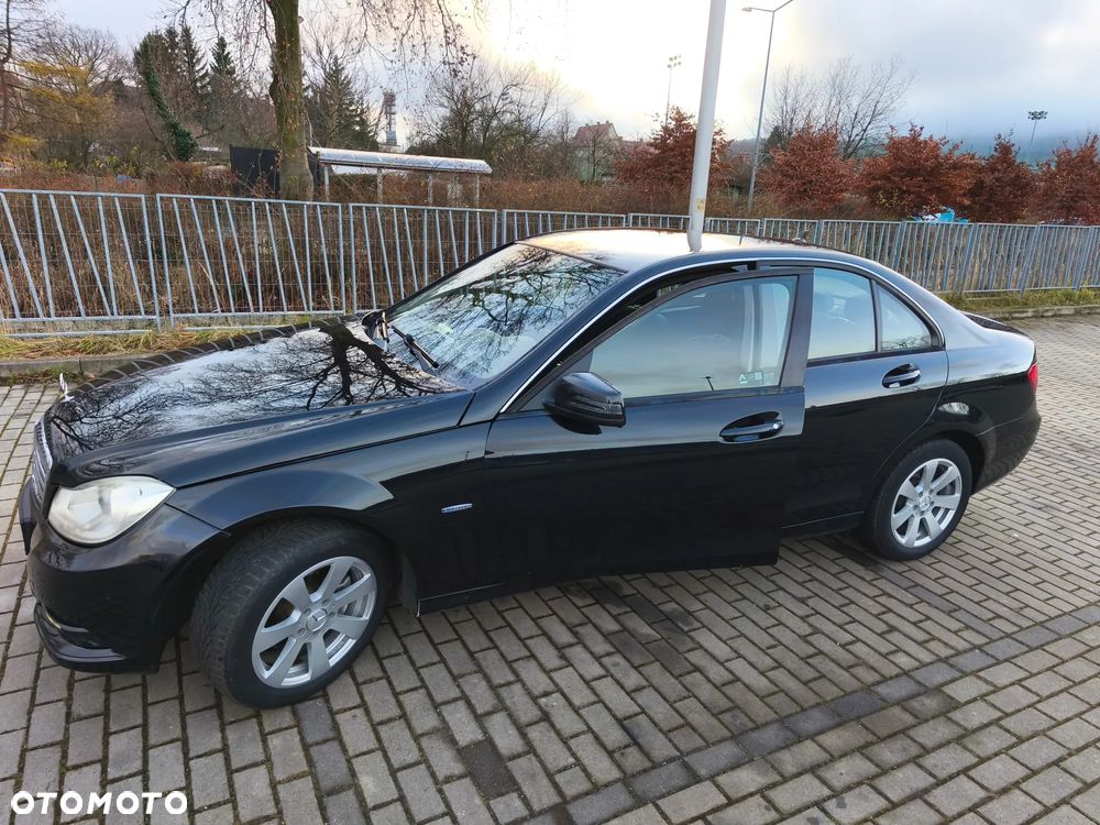 Mercedes-Benz Klasa C 180 CGI BlueEff Avantgarde - 30