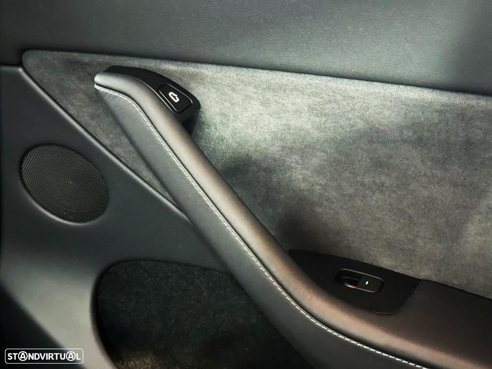 Tesla Model Y Long Range Dual Motor AWD - 29