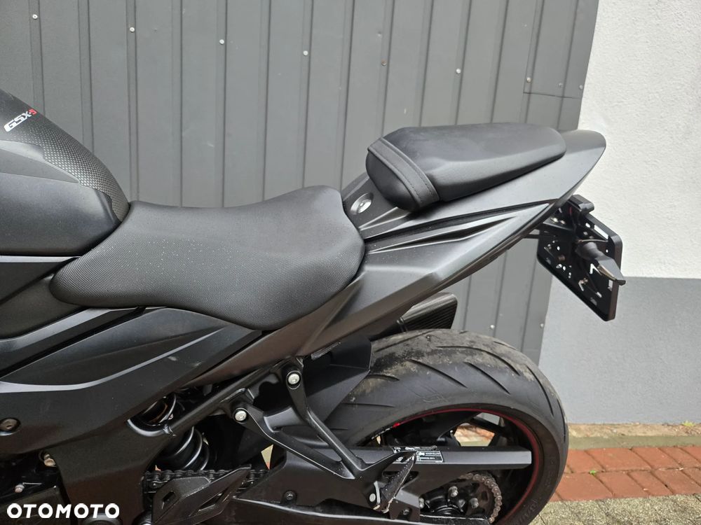 Suzuki GSX - 26