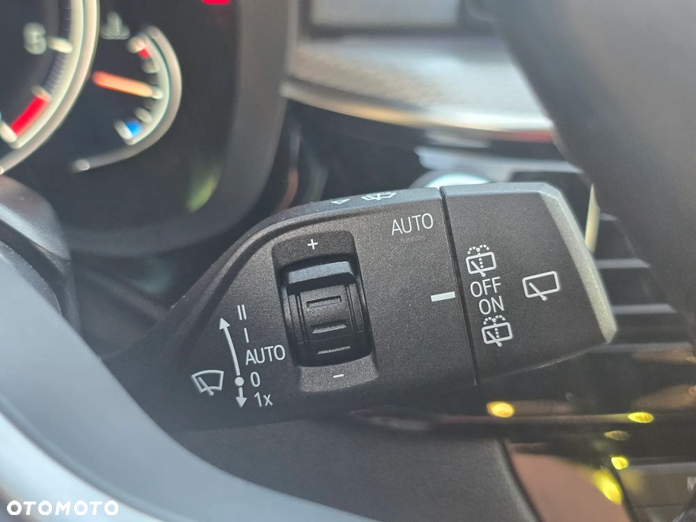 BMW Seria 5 520d M Sport - 34