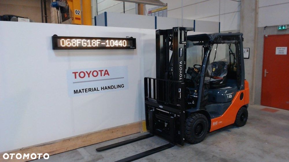Toyota wózek widłowy TOYOTA 8FDF20 DIESEL triplex 4,7m KABINA od DEALERA