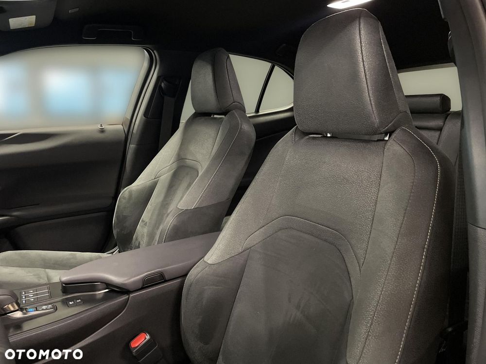 Lexus UX 300h Business - 12