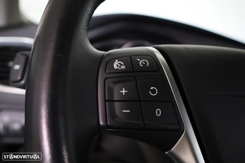 Volvo V40 2.0 D3 Momentum - 32