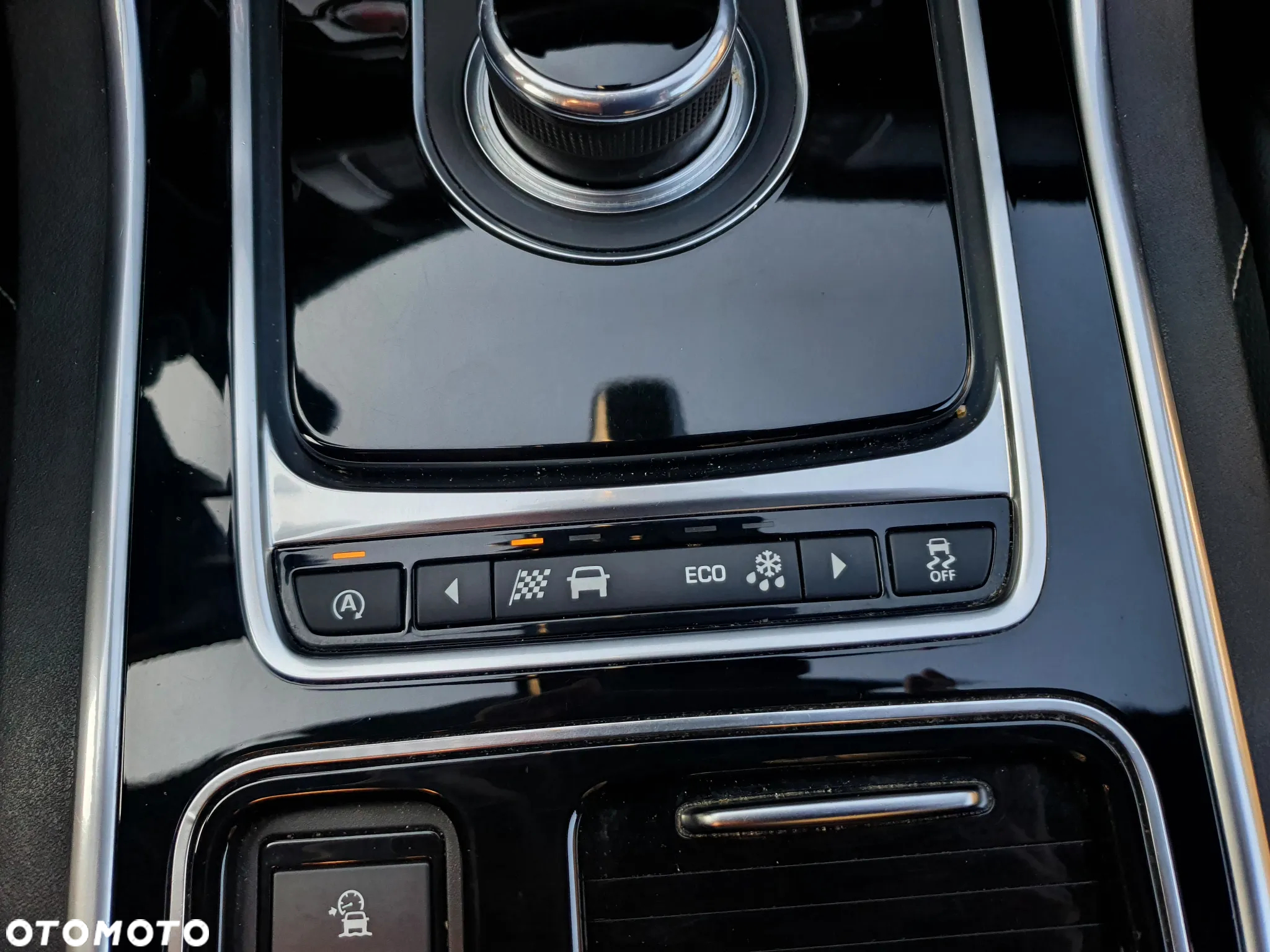 Jaguar XF 2.0 i4D R-Sport - 38