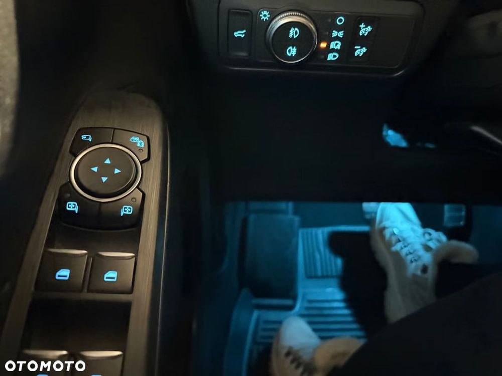 Ford Kuga 2.5 Duratec FHEV 4x4 ST-LINE - 32