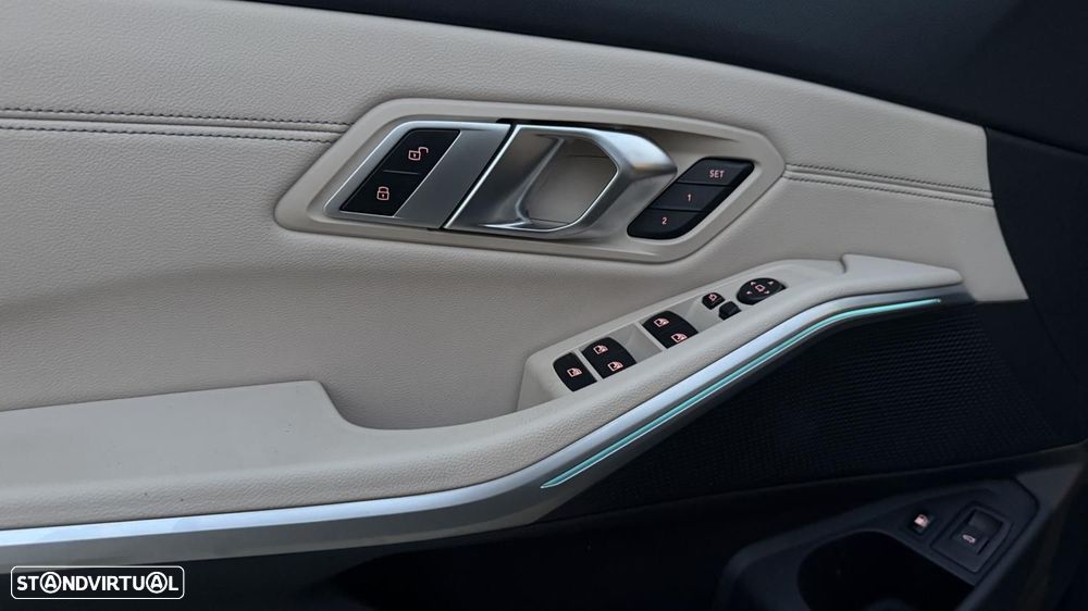 BMW 330 e Pack Desportivo M Auto - 32
