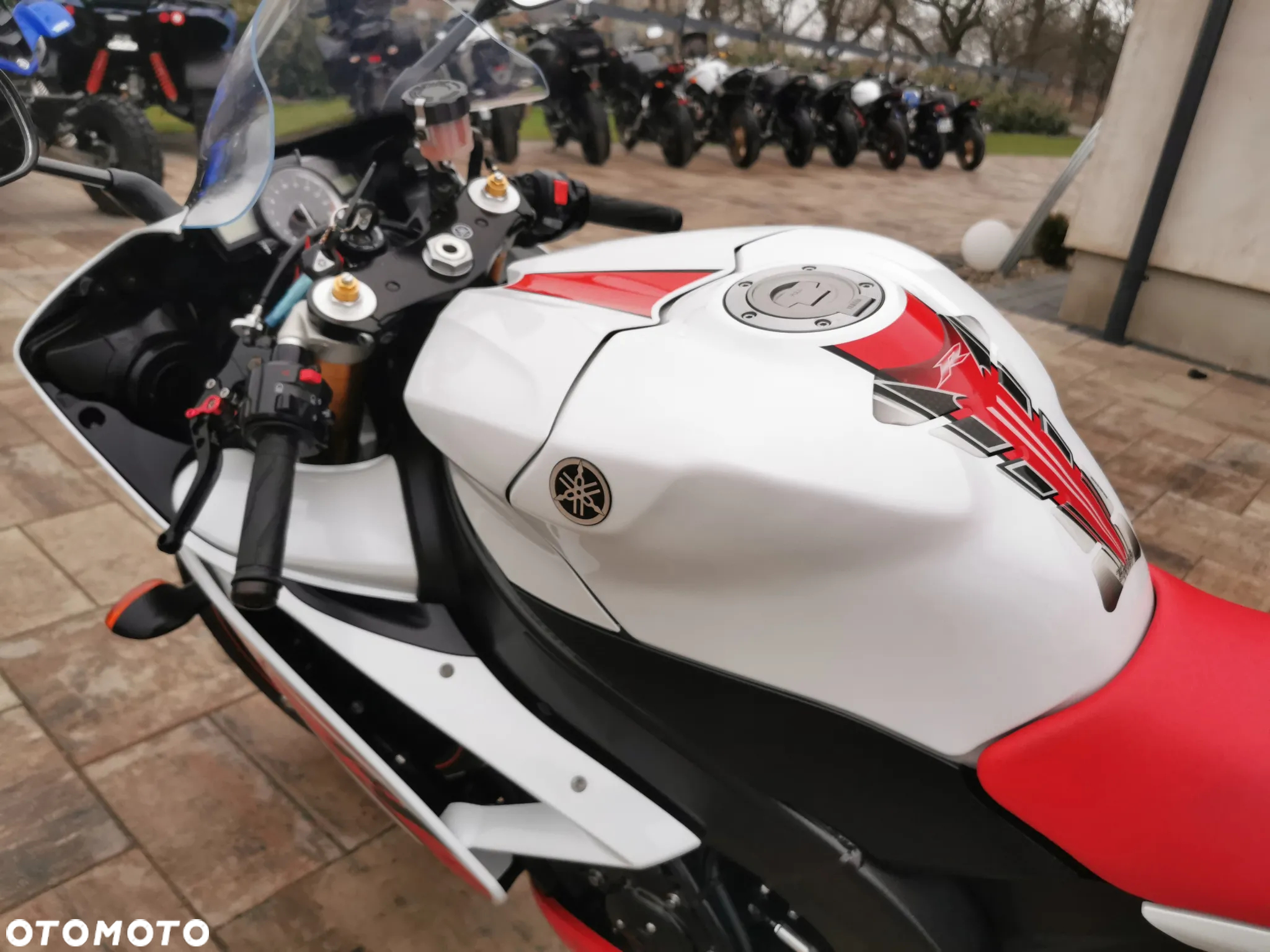 Yamaha R1 - 12