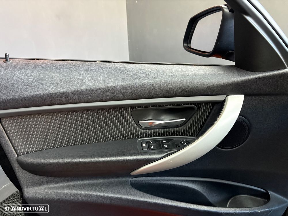 BMW 320 d Aut. Sport Line - 32