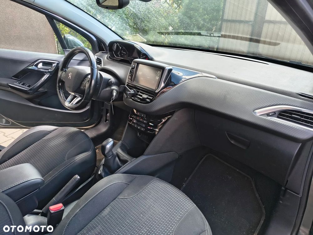 Peugeot 208 - 18