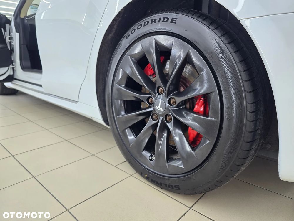 Tesla Model S Dual Motor Allradantrieb - 9