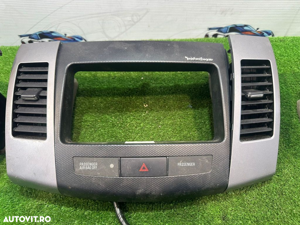 Grila centrala aer gura ventilare consola centrala mitsubishi outlander 2 2012 - 2