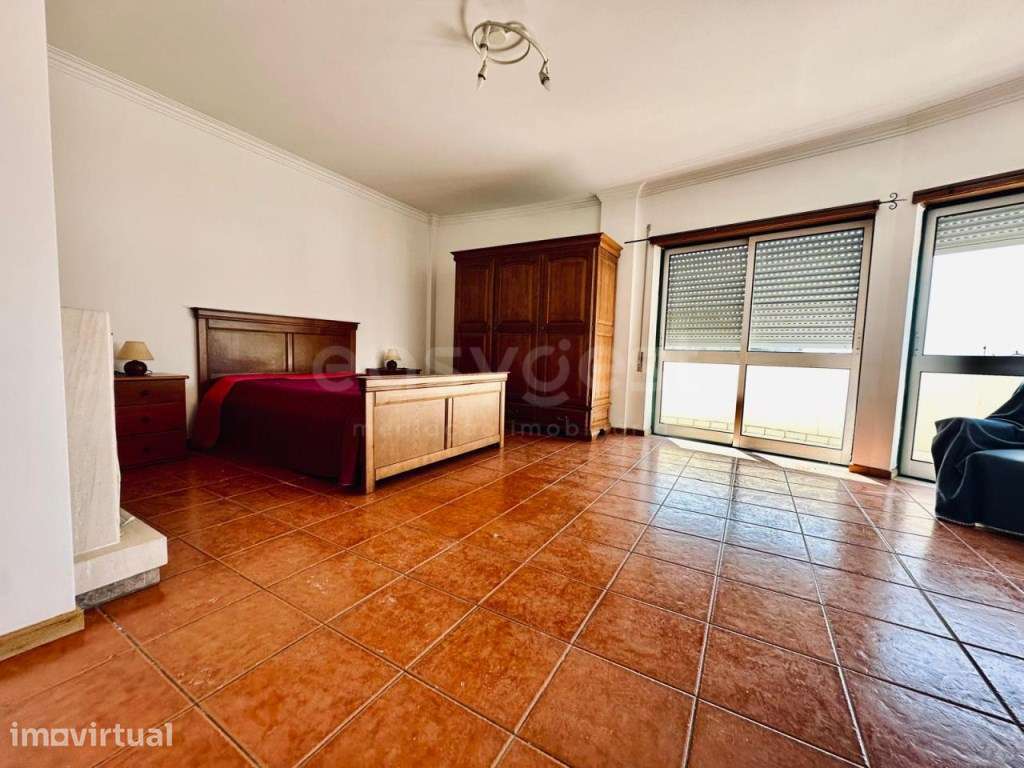 Apartamento T4, com garagem para 2 carros, junto ao St. Paul's e ESAC - Grande imagem: 4/17