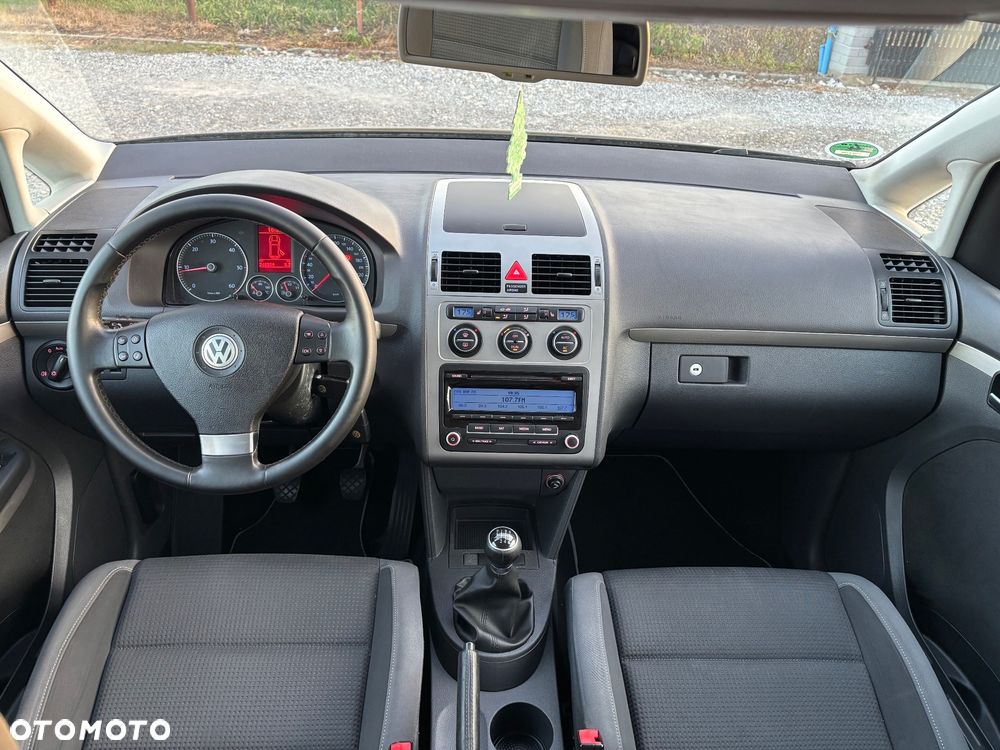 Volkswagen Touran - 12