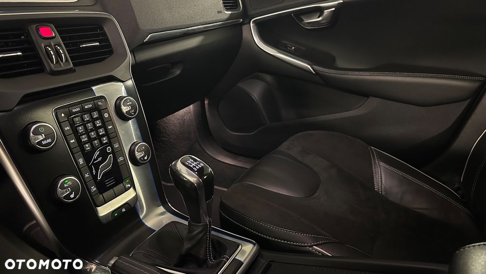 Volvo V40 D4 Drive-E R-Design Summum - 18