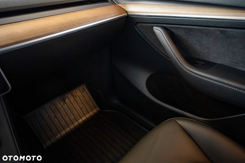 Tesla Model Y Long Range Dual Motor AWD - 12