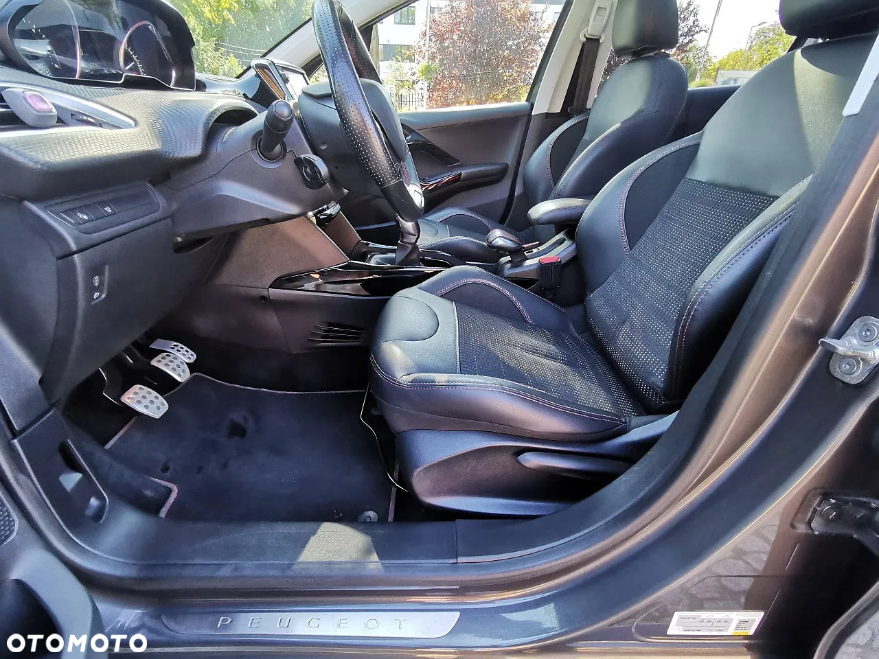 Peugeot 2008 1.5 BlueHDi GT Line S&S - 28