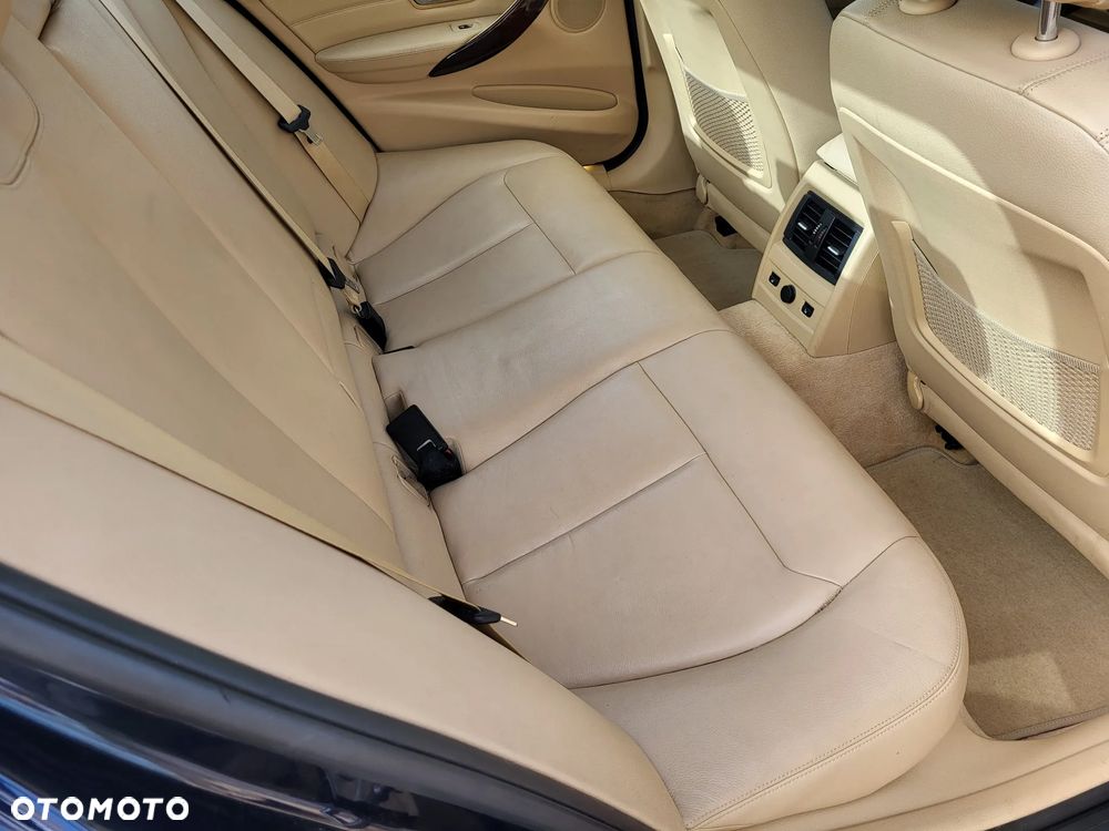 BMW Seria 3 328i xDrive - 16