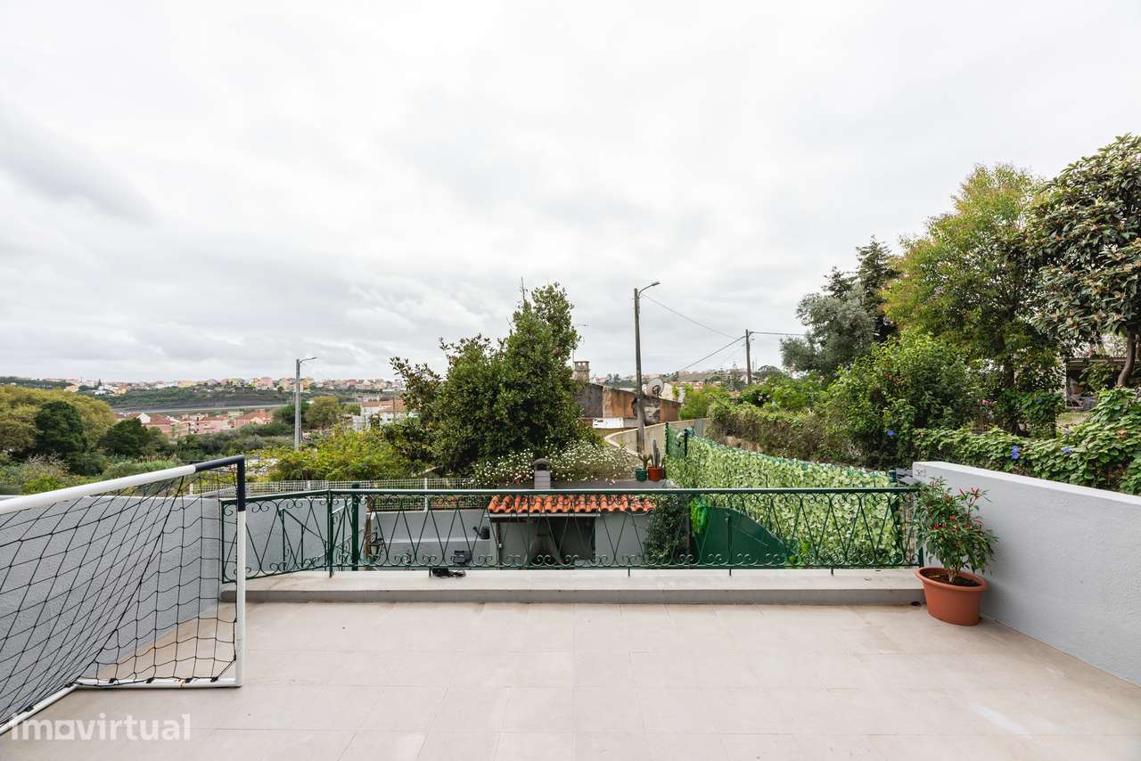 Moradia Independente com Terraço à Venda na Zona Histórica de Caneças - Grande imagem: 5/17