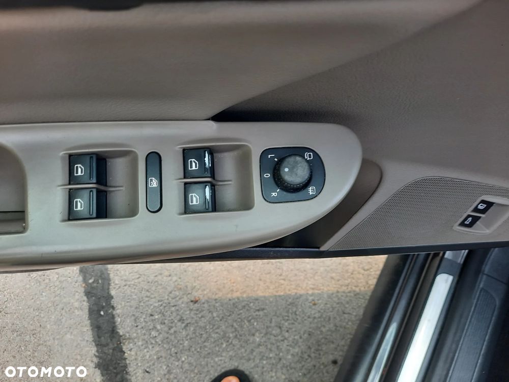 Volkswagen Passat 2.0 TDI DPF Highline - 24