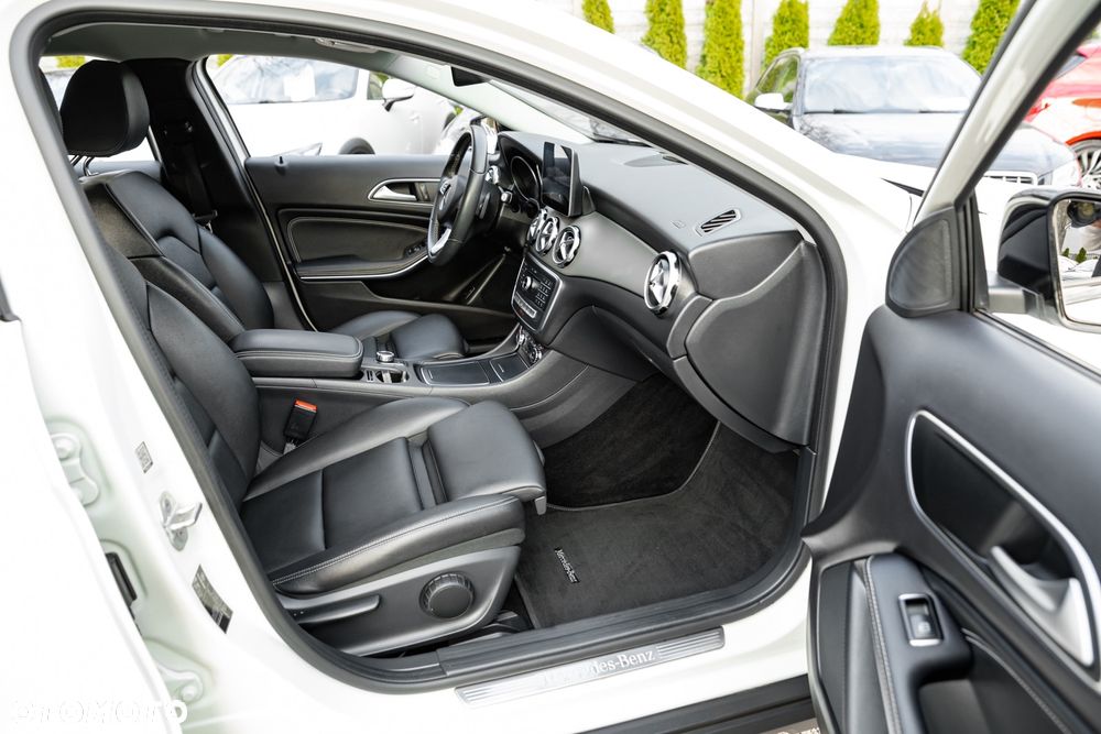 Mercedes-Benz GLA 200 7G-DCT - 25