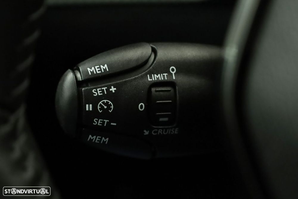 Peugeot e-2008 54 kWh Allure - 19