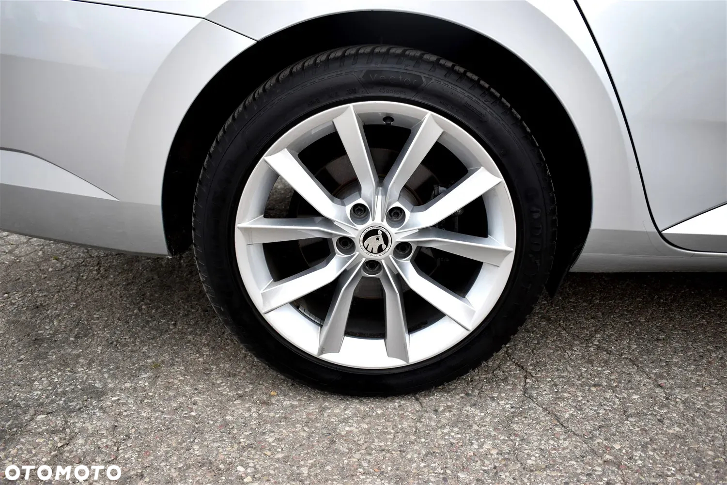 Skoda Superb Combi 2.0 TDI DSG Ambition - 11