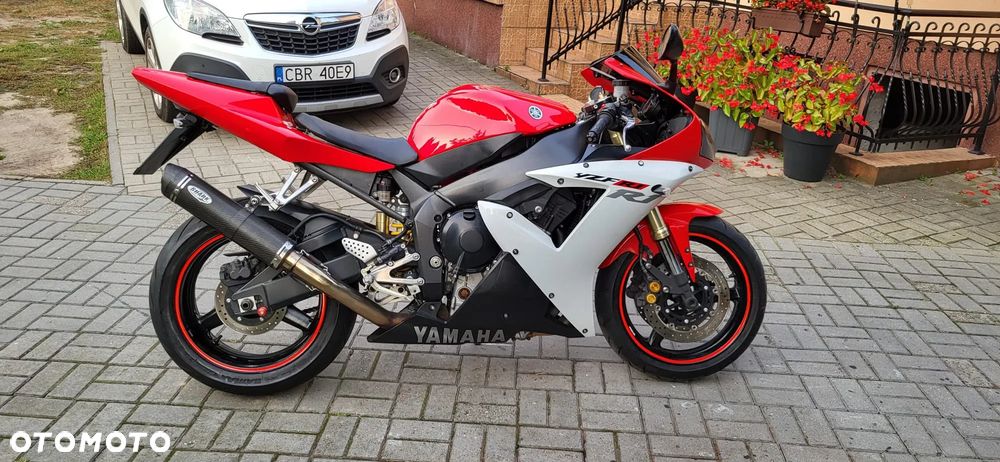 Yamaha R1 - 18