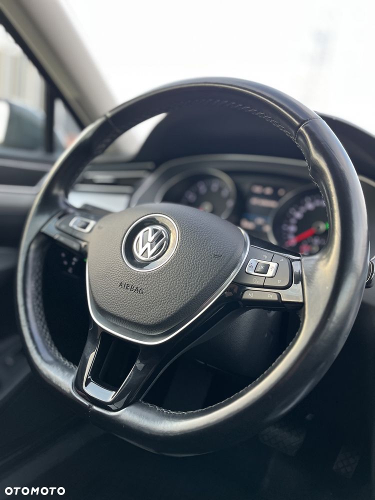 Volkswagen Passat - 25