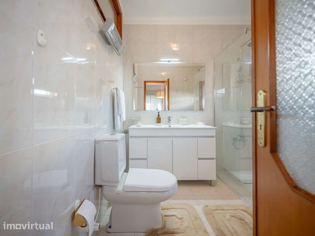 MORADIA T6 EM VALBOM | 261 m² DE ESPAÇO PARA VIVER À SUA MANEIRA - Grande imagem: 3/36
