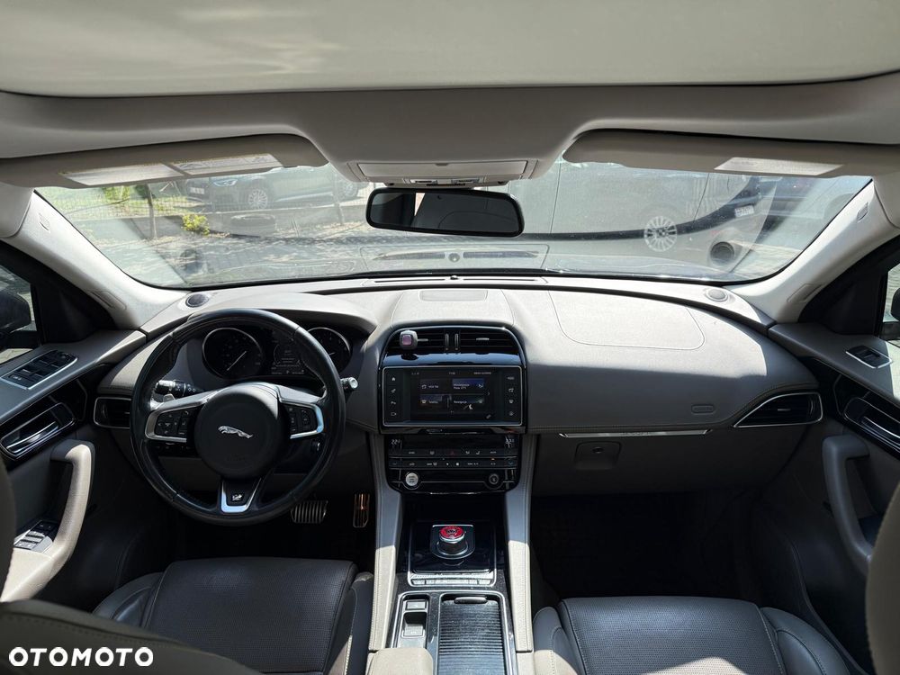 Jaguar F-Pace 2.0 i4P AWD R-Sport - 11