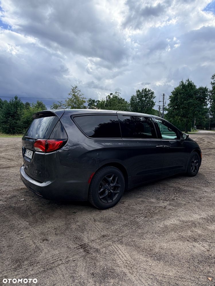 Chrysler Pacifica - 5